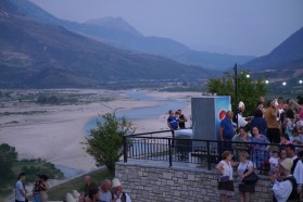 Das Konzert Vjosa Forever fand in Tepelena vor der Kulisse der Vjosa statt.